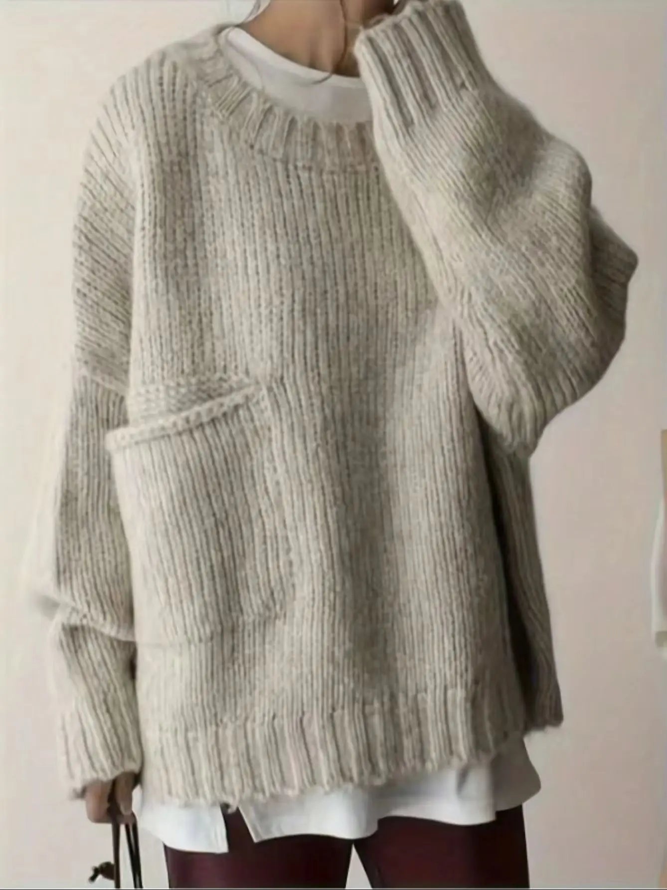 Sweater cuello redondo y bolsillos laterales
