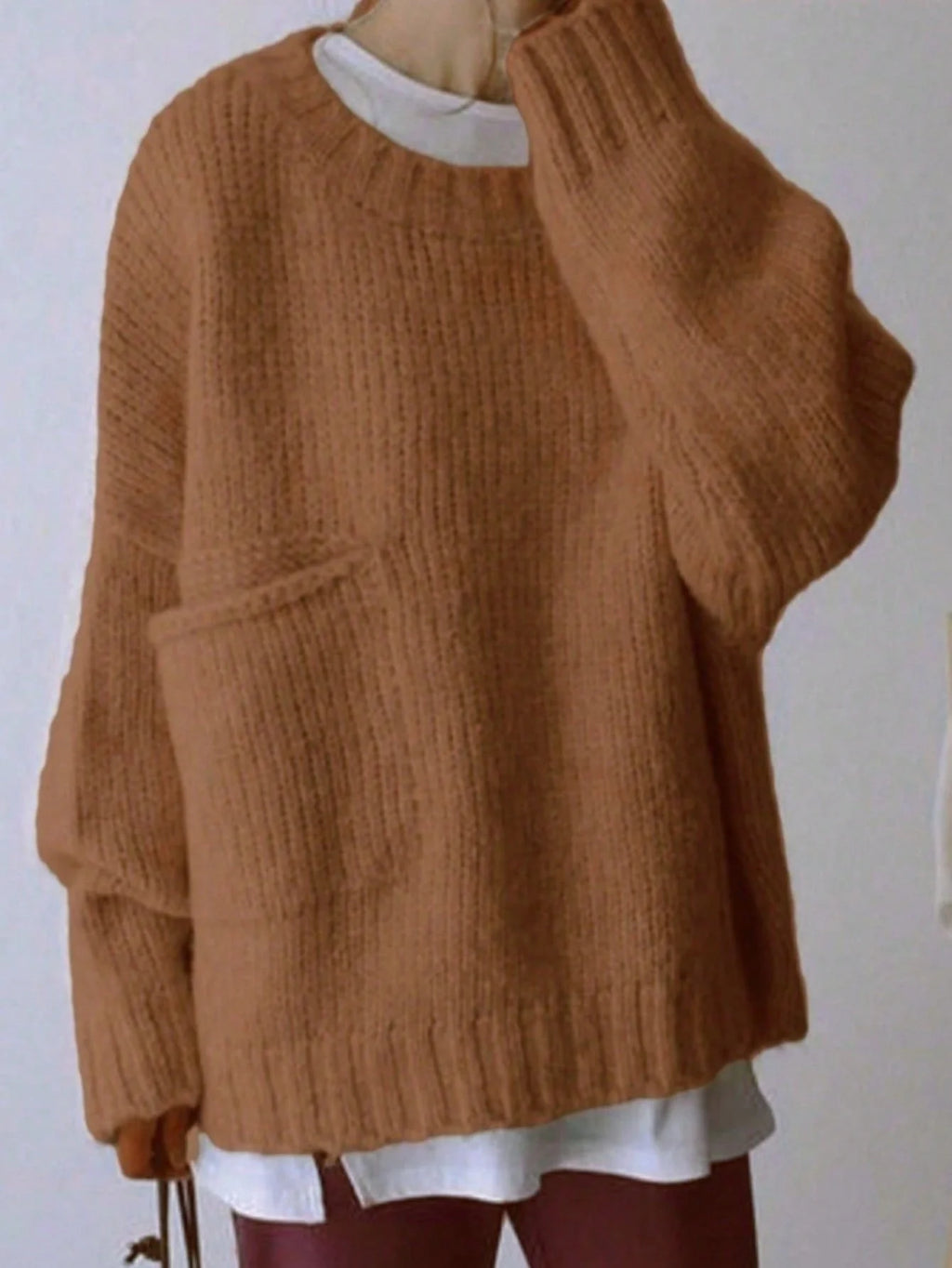 Sweater cuello redondo y bolsillos laterales