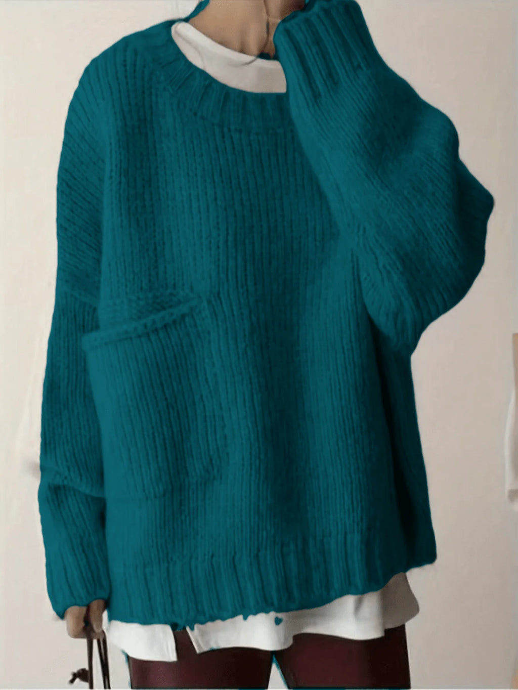 Sweater cuello redondo y bolsillos laterales