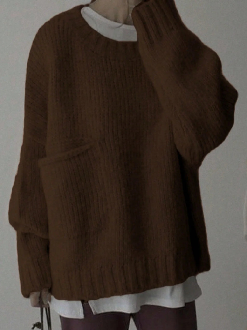 Sweater cuello redondo y bolsillos laterales