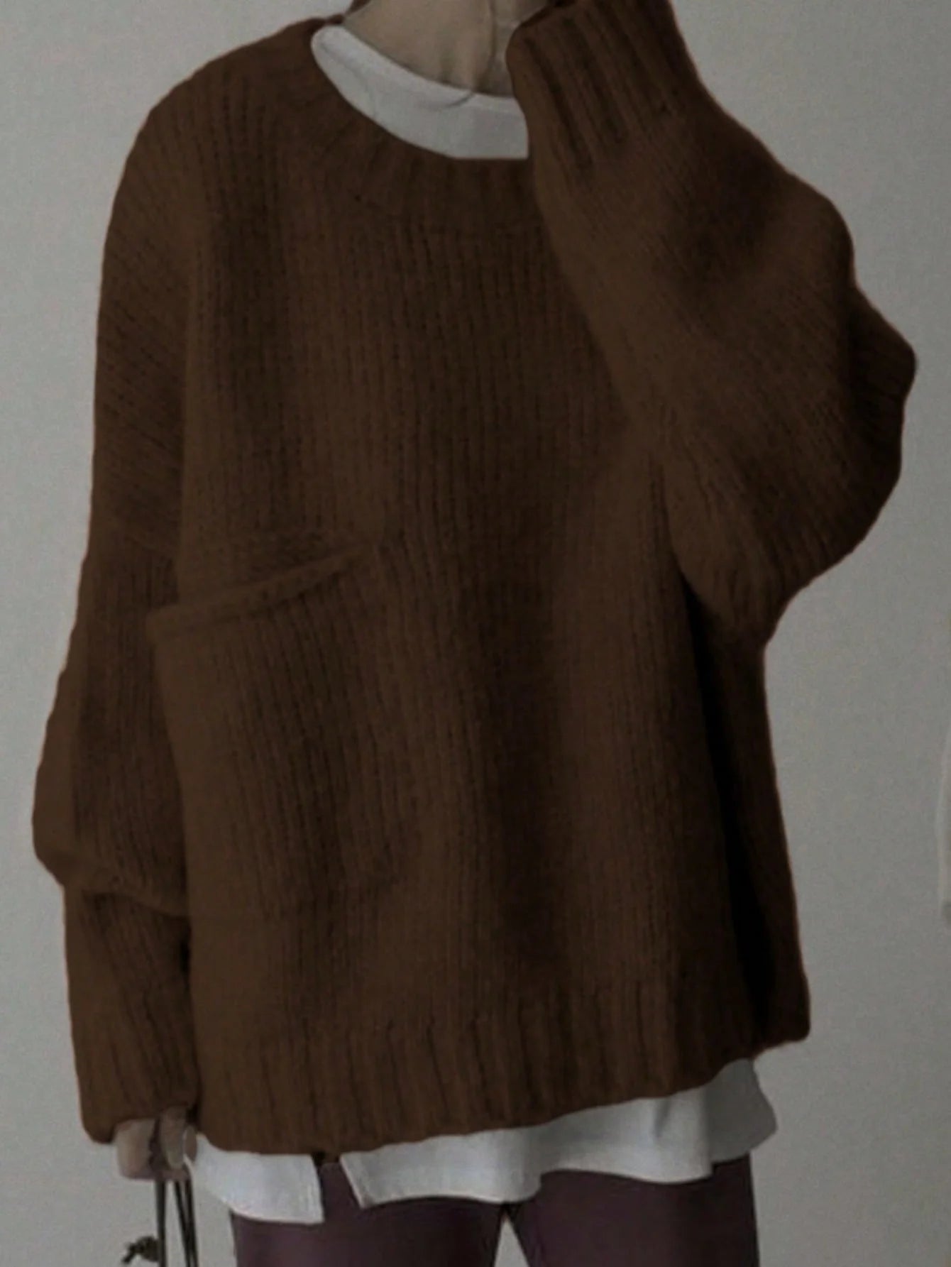 Sweater cuello redondo y bolsillos laterales