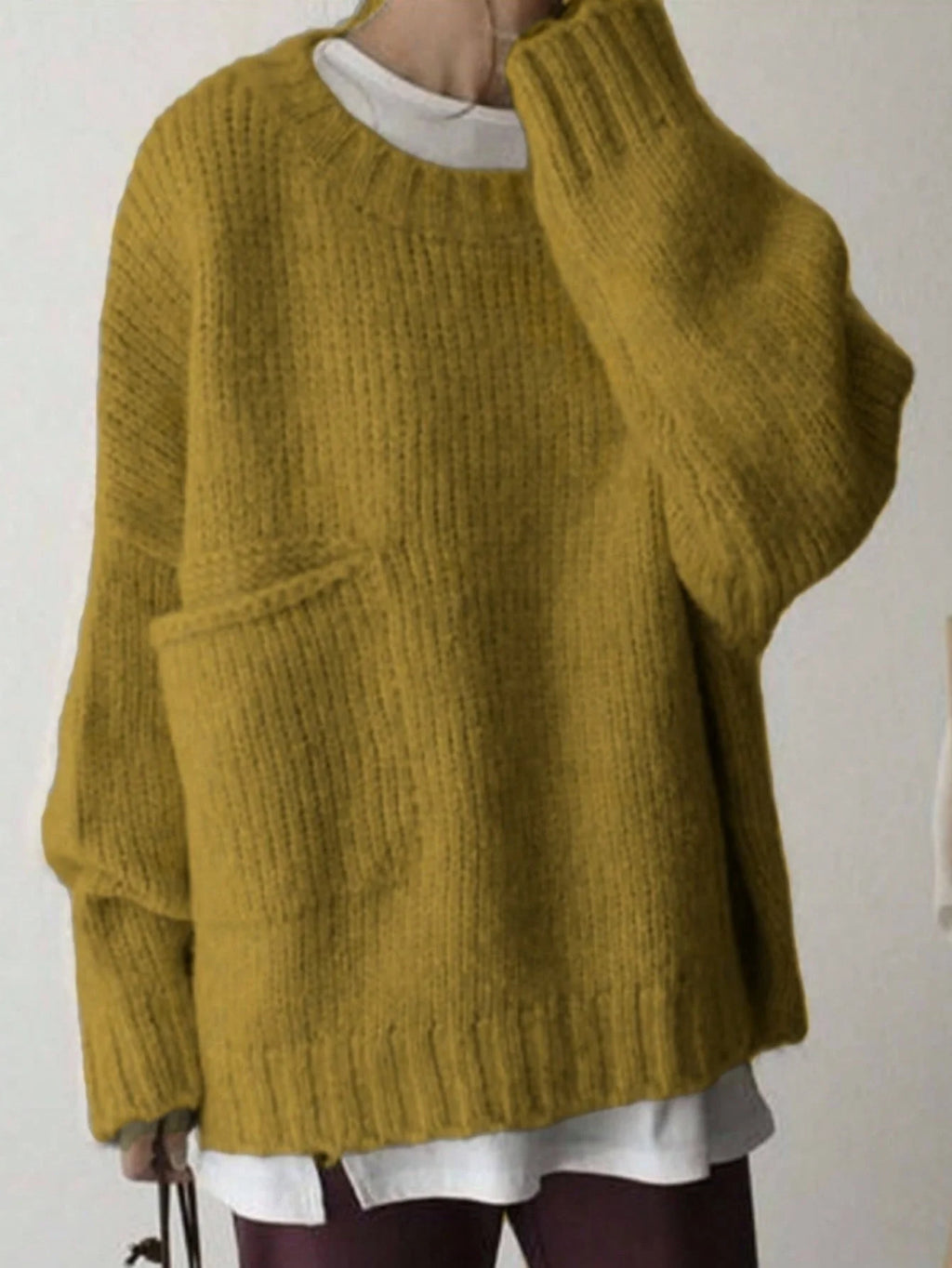 Sweater cuello redondo y bolsillos laterales