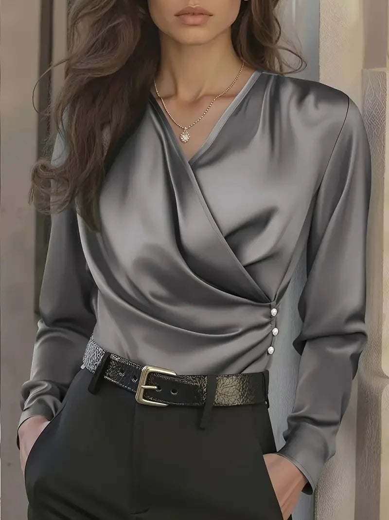 Blusa de mujer de satén con escote en V