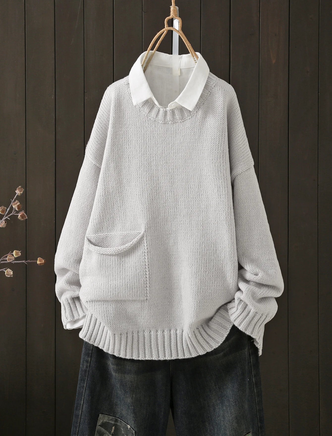 Sweater cuello redondo y bolsillos laterales