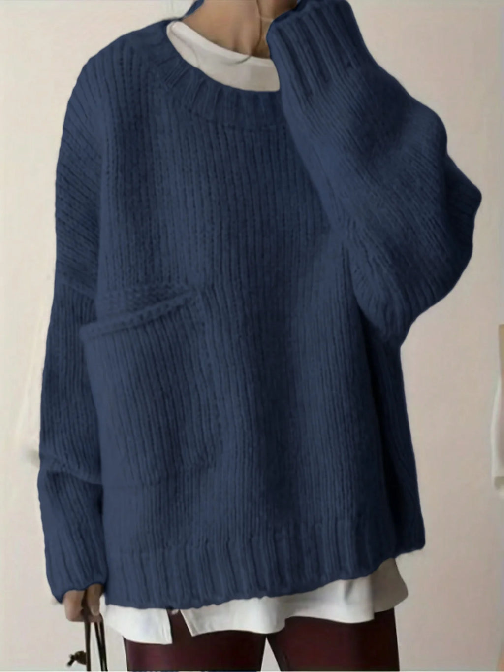 Sweater cuello redondo y bolsillos laterales