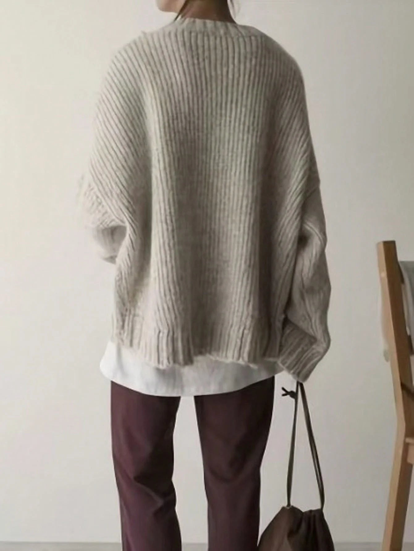 Sweater cuello redondo y bolsillos laterales
