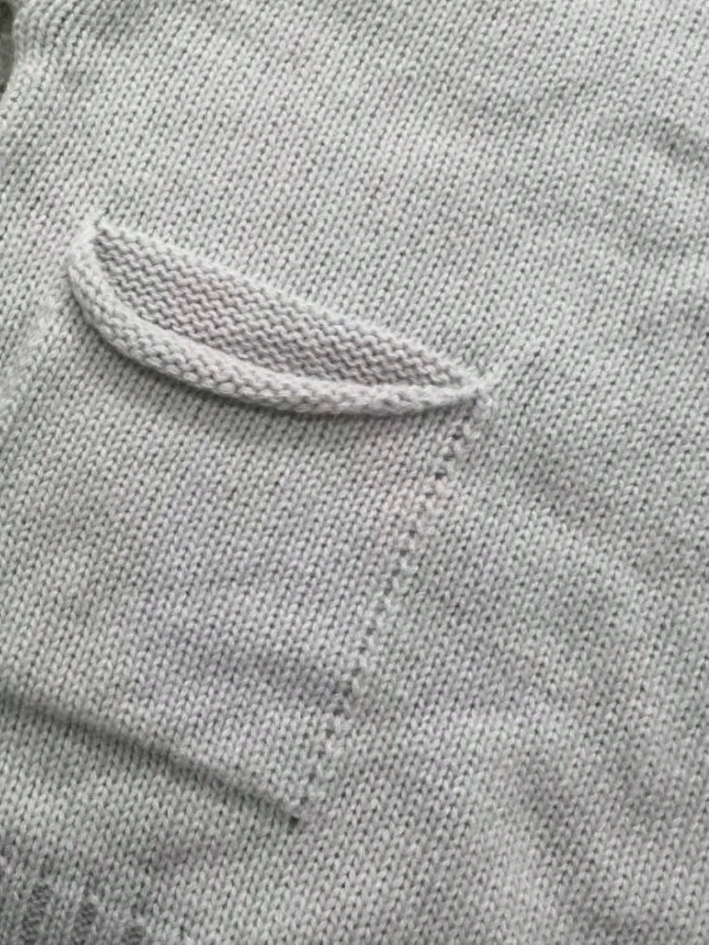 Sweater cuello redondo y bolsillos laterales