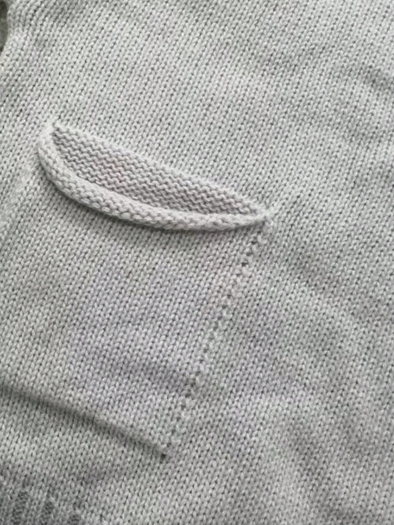 Sweater cuello redondo y bolsillos laterales