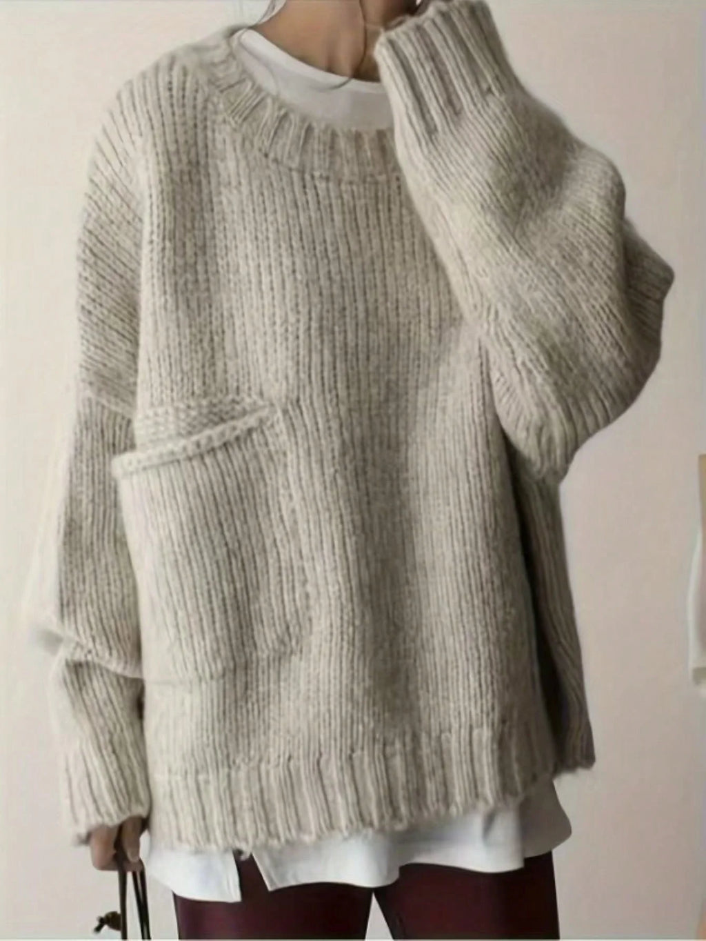 Sweater cuello redondo y bolsillos laterales