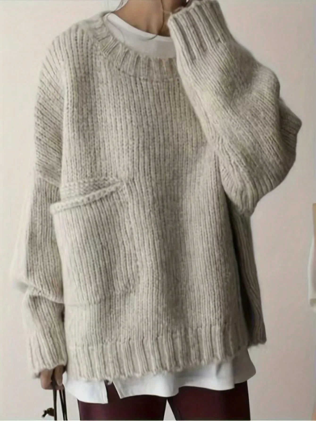 Sweater cuello redondo y bolsillos laterales