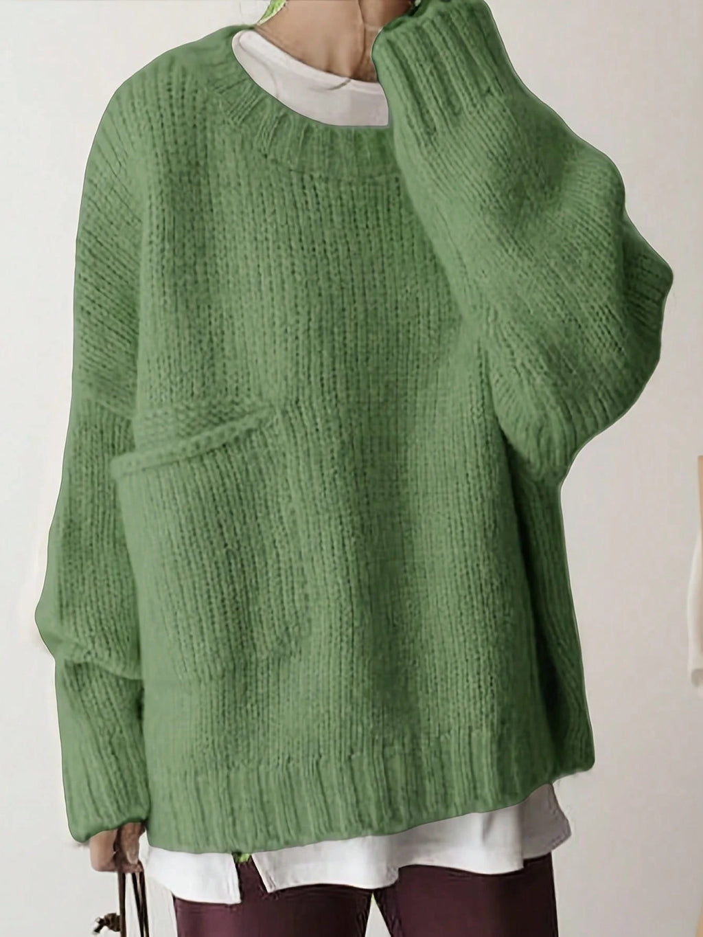 Sweater cuello redondo y bolsillos laterales